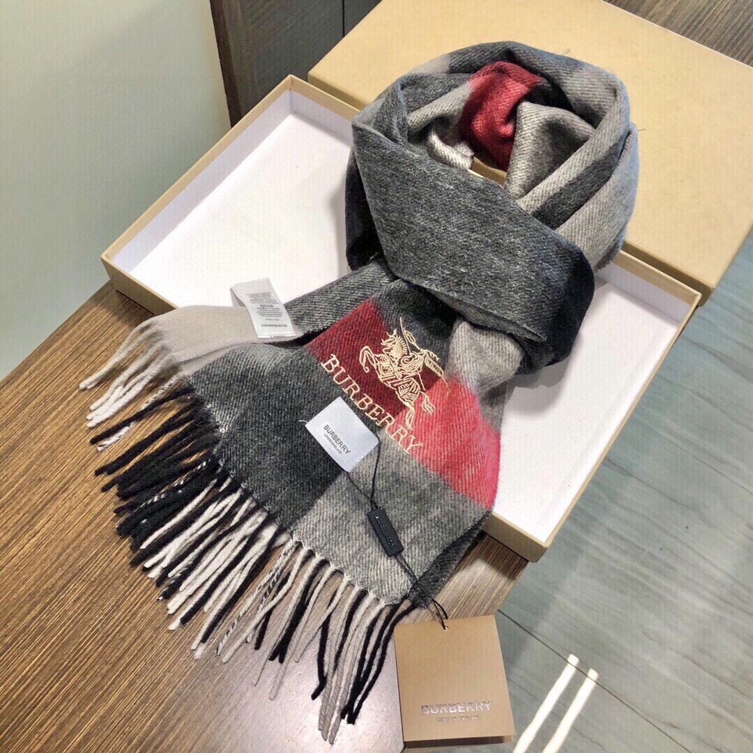爆款大量现货 放心上图 巴宝利国际品牌时尚男士围巾上市。。✨霸气休闲为一体[鼓掌][鼓掌]顶级羊绒+精细