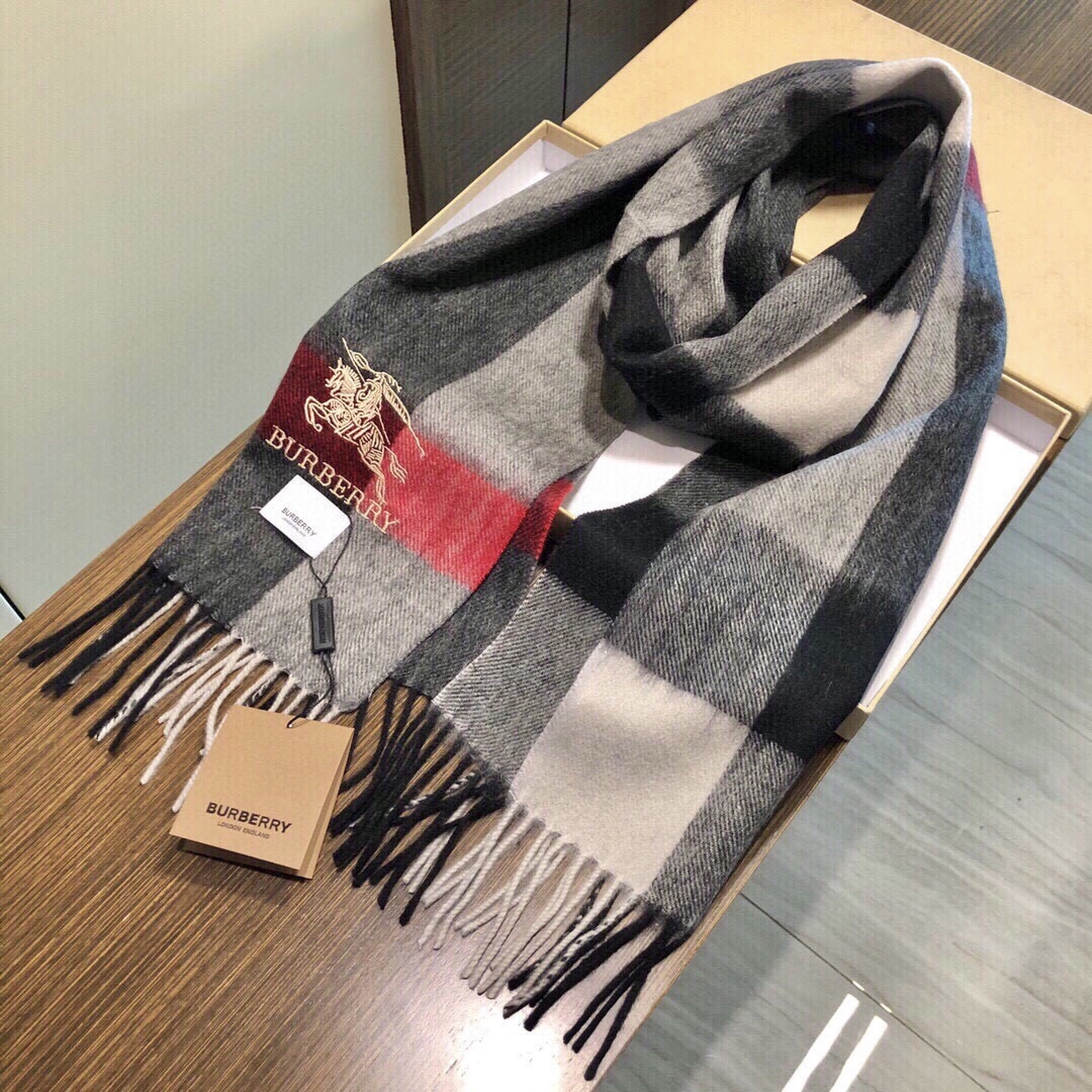 爆款大量现货 放心上图 巴宝利国际品牌时尚男士围巾上市。。✨霸气休闲为一体[鼓掌][鼓掌]顶级羊绒+精细