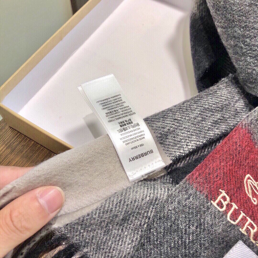 爆款大量现货 放心上图 巴宝利国际品牌时尚男士围巾上市。。✨霸气休闲为一体[鼓掌][鼓掌]顶级羊绒+精细