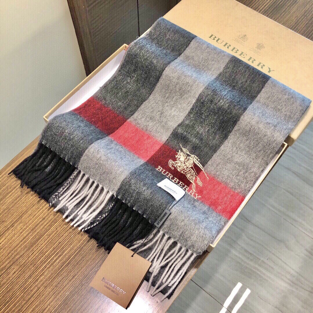 爆款大量现货 放心上图 巴宝利国际品牌时尚男士围巾上市。。✨霸气休闲为一体[鼓掌][鼓掌]顶级羊绒+精细