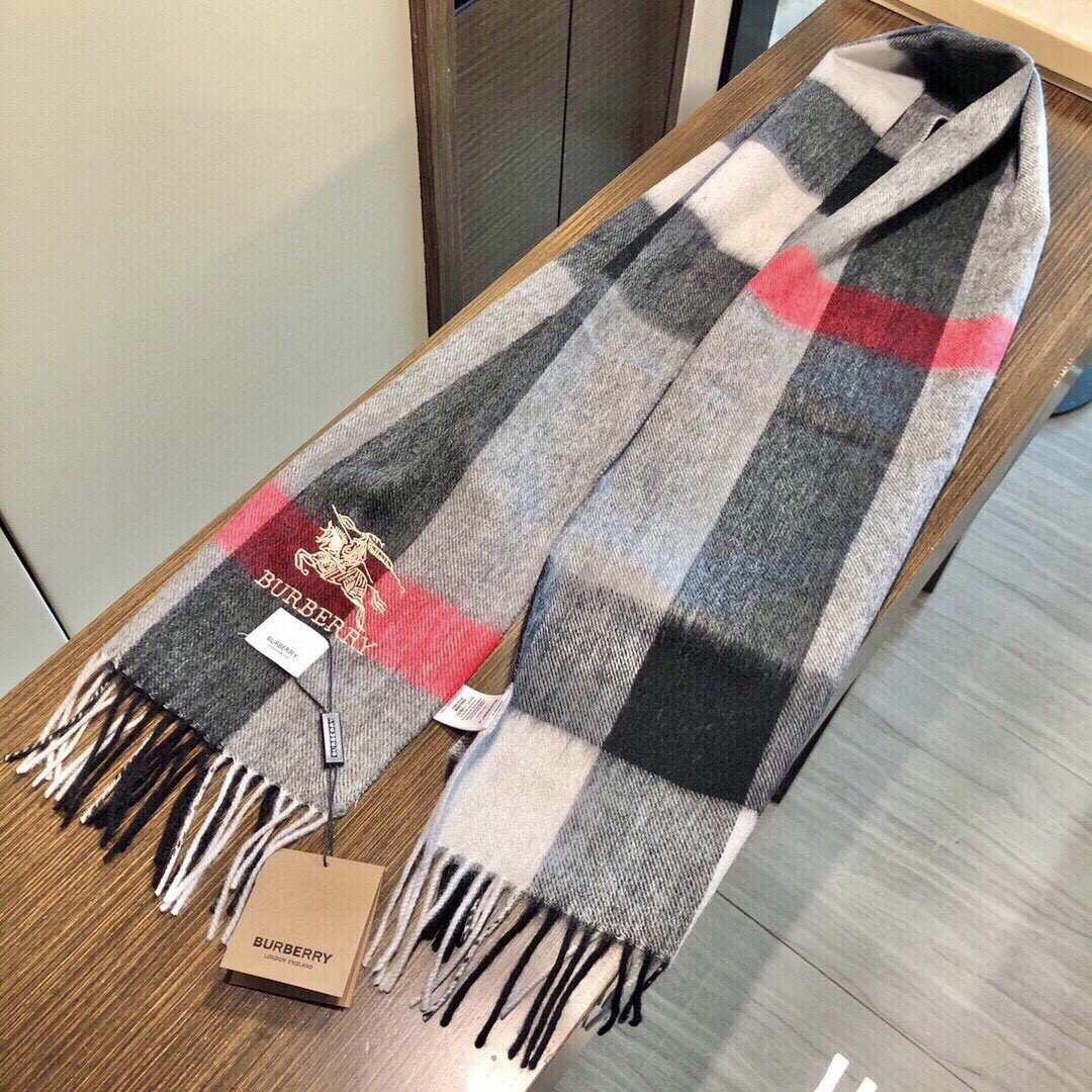 爆款大量现货 放心上图 巴宝利国际品牌时尚男士围巾上市。。✨霸气休闲为一体[鼓掌][鼓掌]顶级羊绒+精细