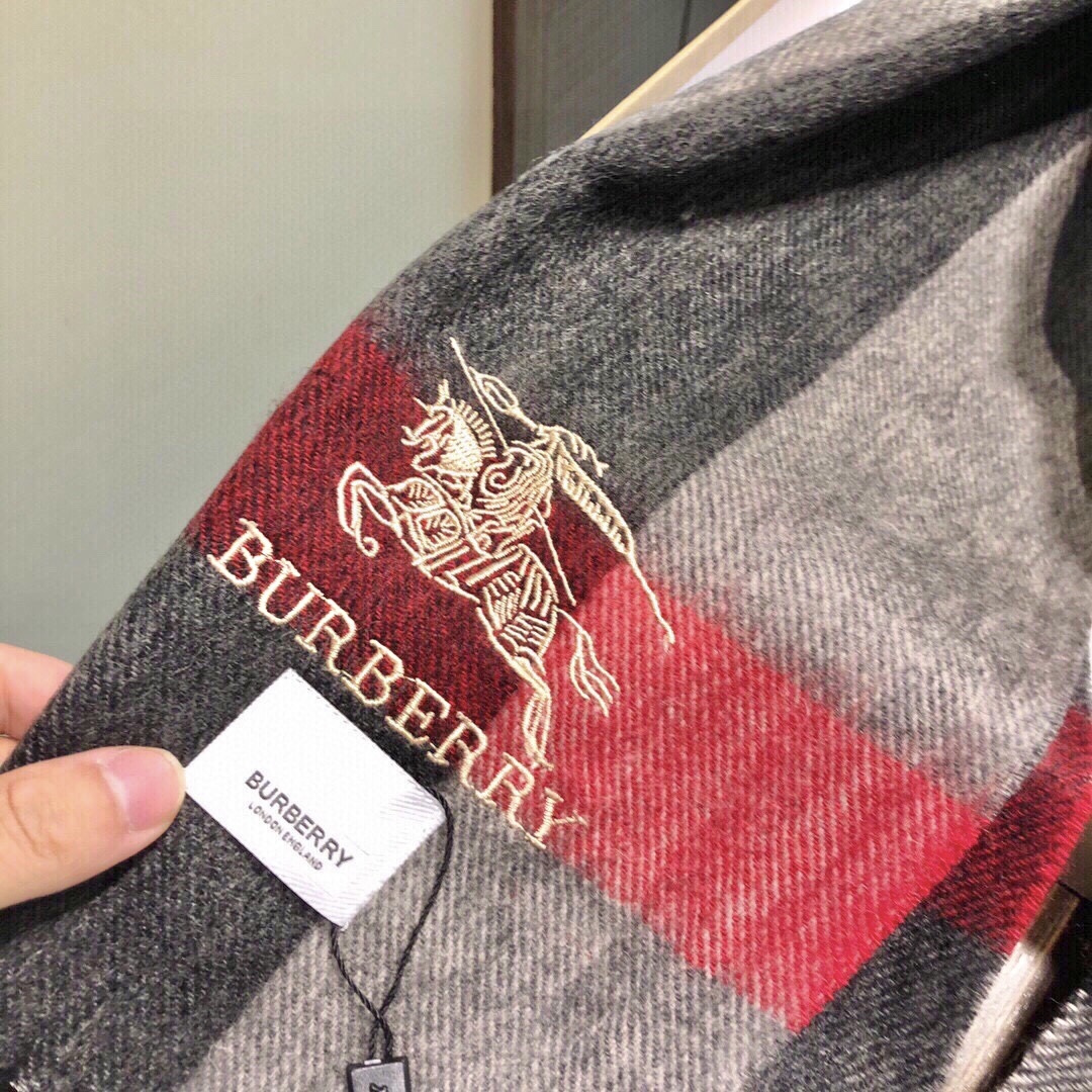 爆款大量现货 放心上图 巴宝利国际品牌时尚男士围巾上市。。✨霸气休闲为一体[鼓掌][鼓掌]顶级羊绒+精细