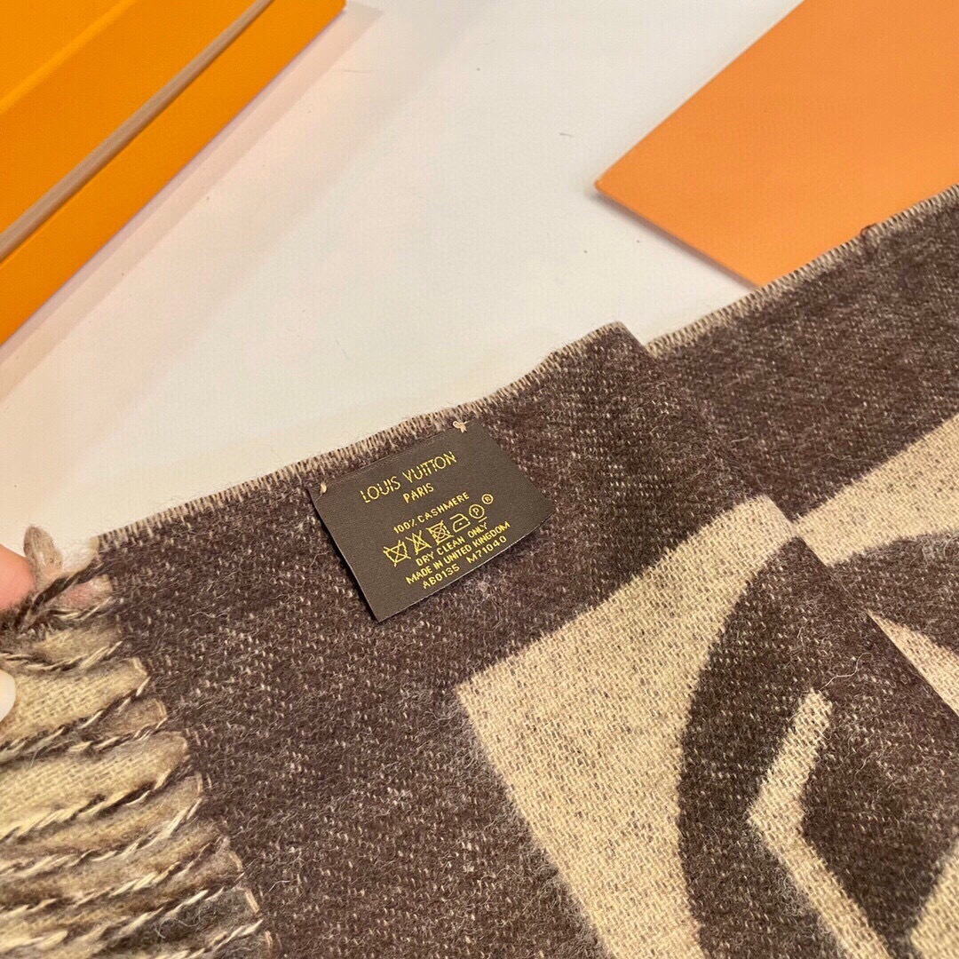 LV 有纪念意义的一款围巾，实用兼潮流，的变形设计 艺术感满分，工艺杜绝了产品字体不清晰的问题，原版原标