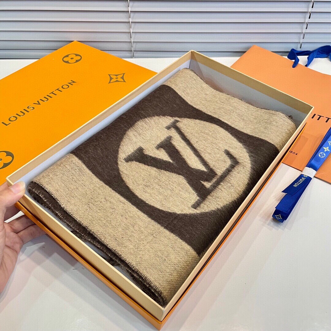 LV 有纪念意义的一款围巾，实用兼潮流，的变形设计 艺术感满分，工艺杜绝了产品字体不清晰的问题，原版原标
