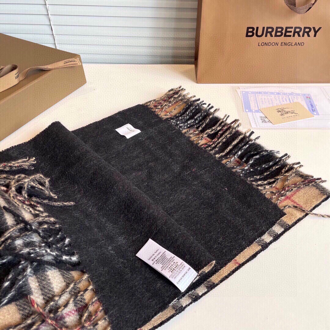 Burberry双面提花羊羔毛绒围巾👍最新英国专柜的单子‼️极品奢华点在于：一面是经典羊绒格子字母徽标提