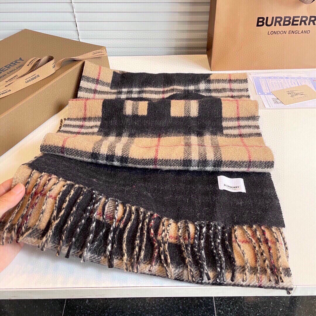 Burberry双面提花羊羔毛绒围巾👍最新英国专柜的单子‼️极品奢华点在于：一面是经典羊绒格子字母徽标提