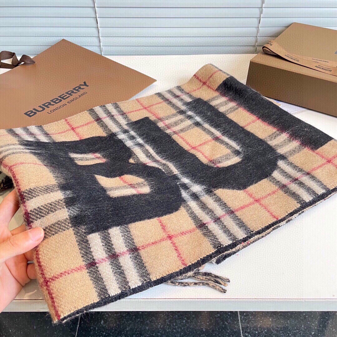 Burberry双面提花羊羔毛绒围巾👍最新英国专柜的单子‼️极品奢华点在于：一面是经典羊绒格子字母徽标提