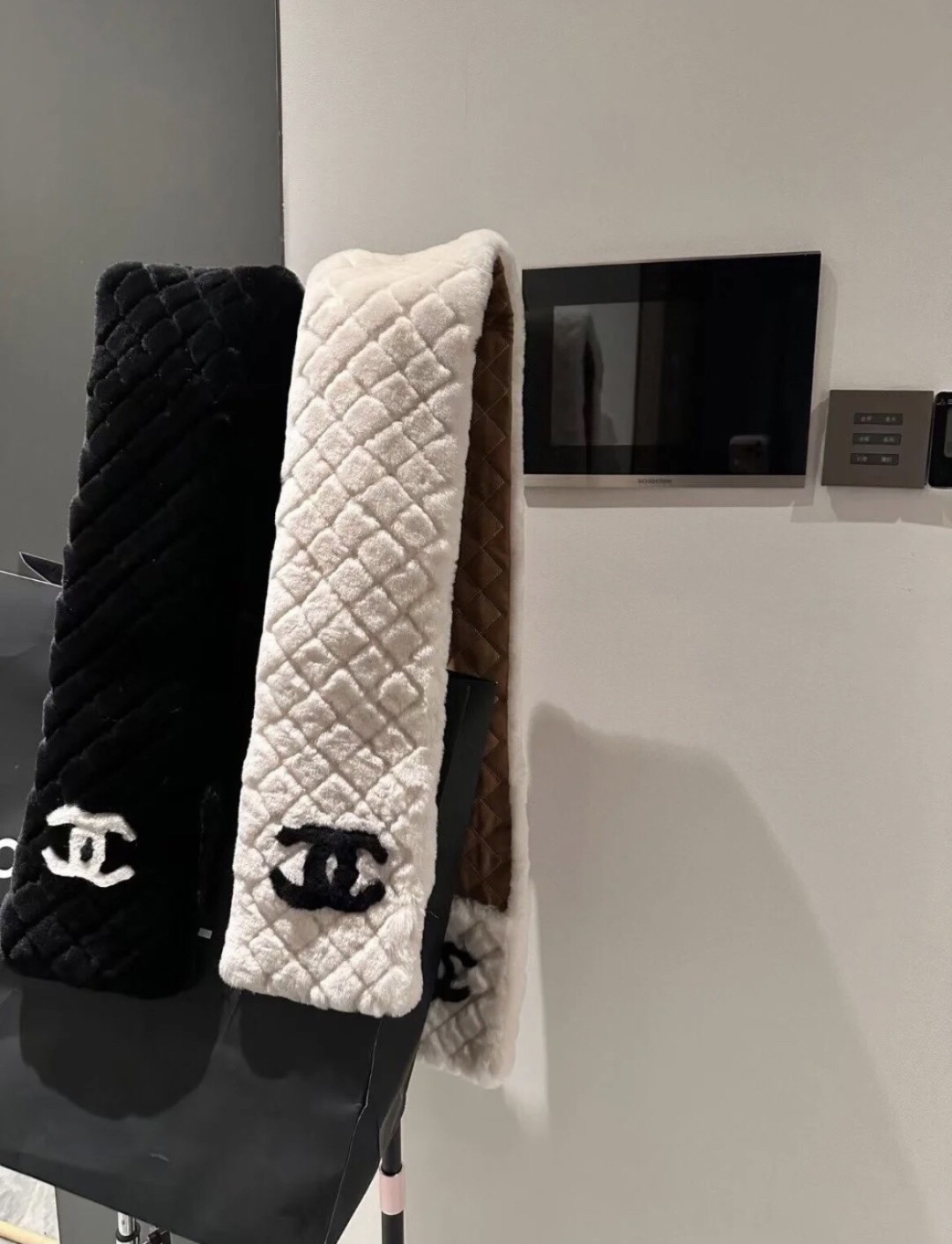 【▪️超级保暖Chanel秋冬新款！！！】简约奢华大气白富美，进口人工皮草和羊绒的结合，高级的范畴已不只