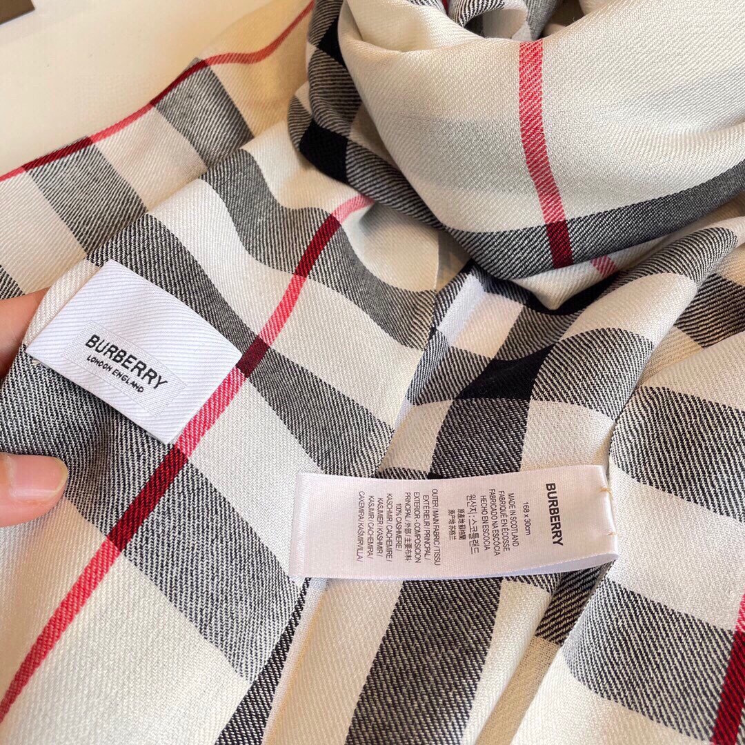 Bur新款复古格子，show款限量，一如既往的经典格子，流行了100年都没有过时，最经典的格子给你们福利