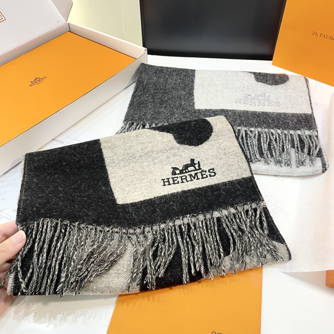 上新 爱马仕男 女款围巾且买且珍惜😍~都是出口订单所以比较难遇❤️东西讲究少而精😍好看的一定要收😎这款H
