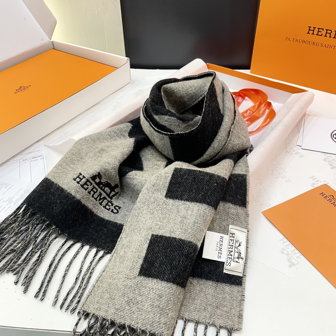 上新 爱马仕男 女款围巾且买且珍惜😍~都是出口订单所以比较难遇❤️东西讲究少而精😍好看的一定要收😎这款H