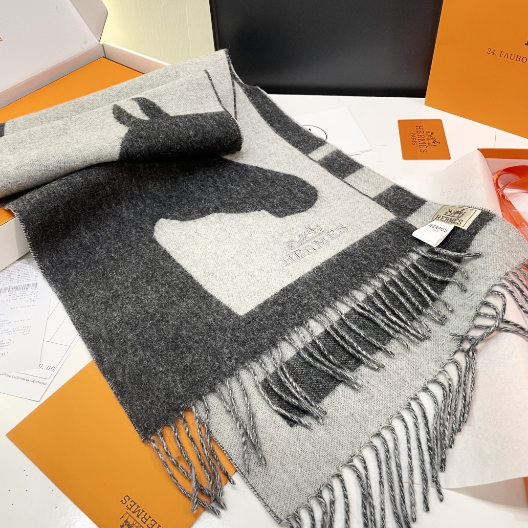 上新 爱马仕男 女款围巾且买且珍惜😍~都是出口订单所以比较难遇❤️东西讲究少而精😍好看的一定要收😎这款H