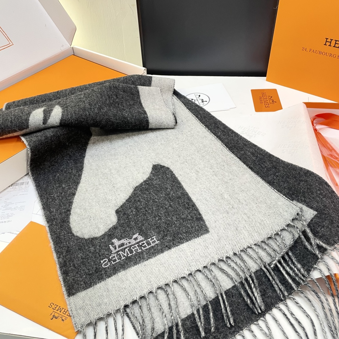上新 爱马仕男 女款围巾且买且珍惜😍~都是出口订单所以比较难遇❤️东西讲究少而精😍好看的一定要收😎这款H