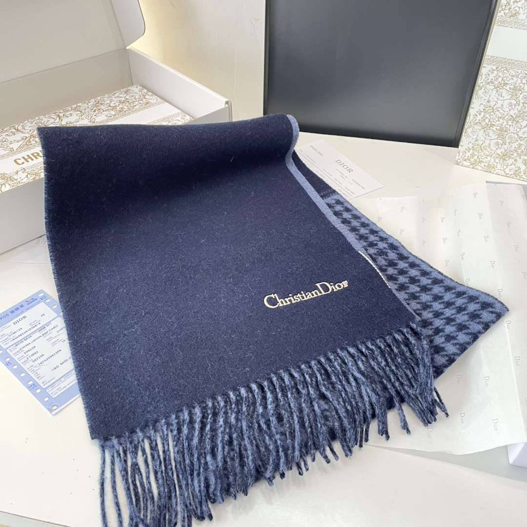 viP推荐👍Gucci2025专柜最新款‼️🔥爆款哦 😘💍实物真心美 🎀千鸟格双面围巾💓💃🏻无论设计都是