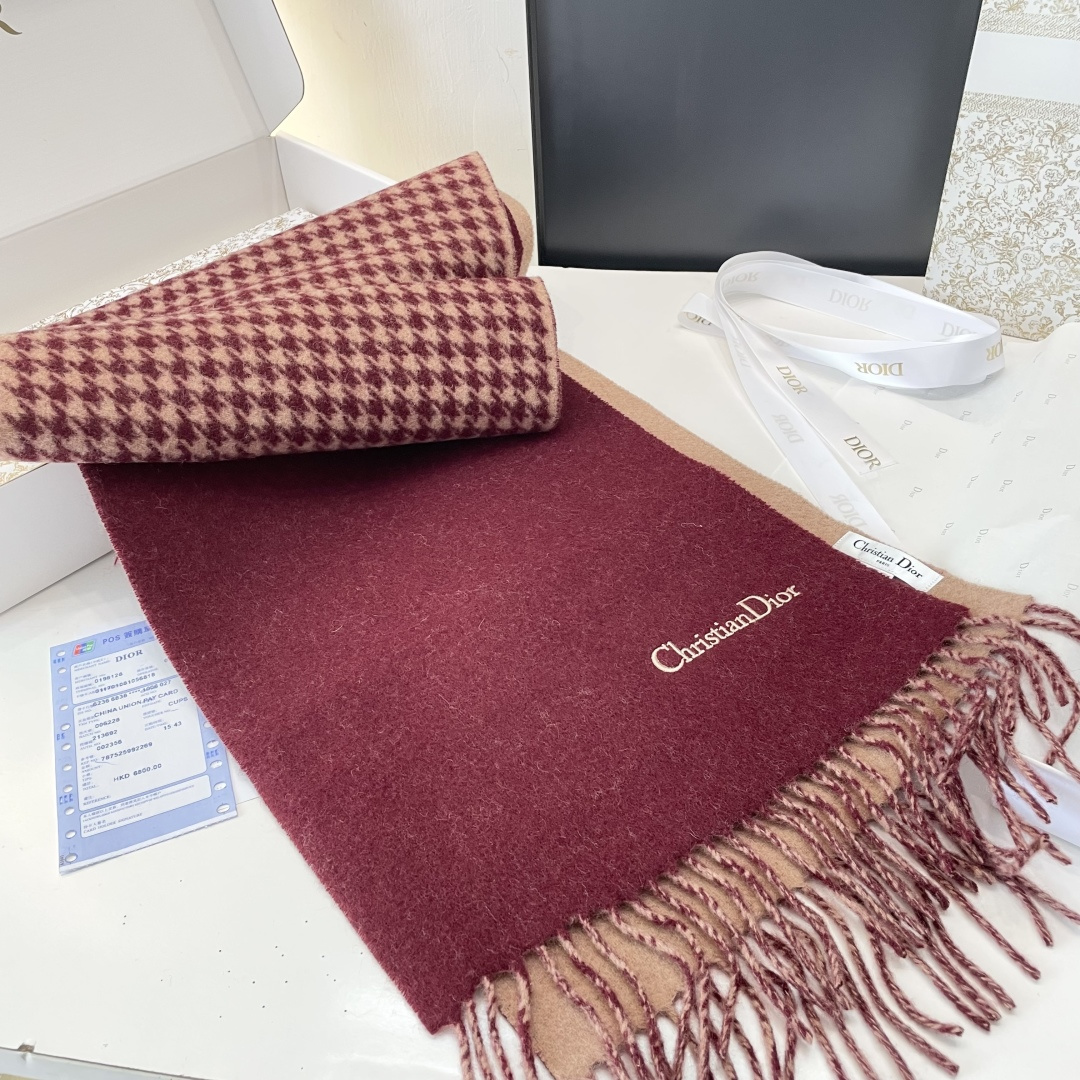 viP推荐👍Gucci2025专柜最新款‼️🔥爆款哦 😘💍实物真心美 🎀千鸟格双面围巾💓💃🏻无论设计都是