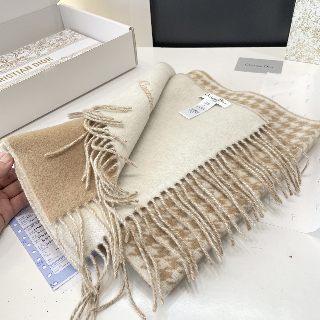 viP推荐👍Gucci2025专柜最新款‼️🔥爆款哦 😘💍实物真心美 🎀千鸟格双面围巾💓💃🏻无论设计都是