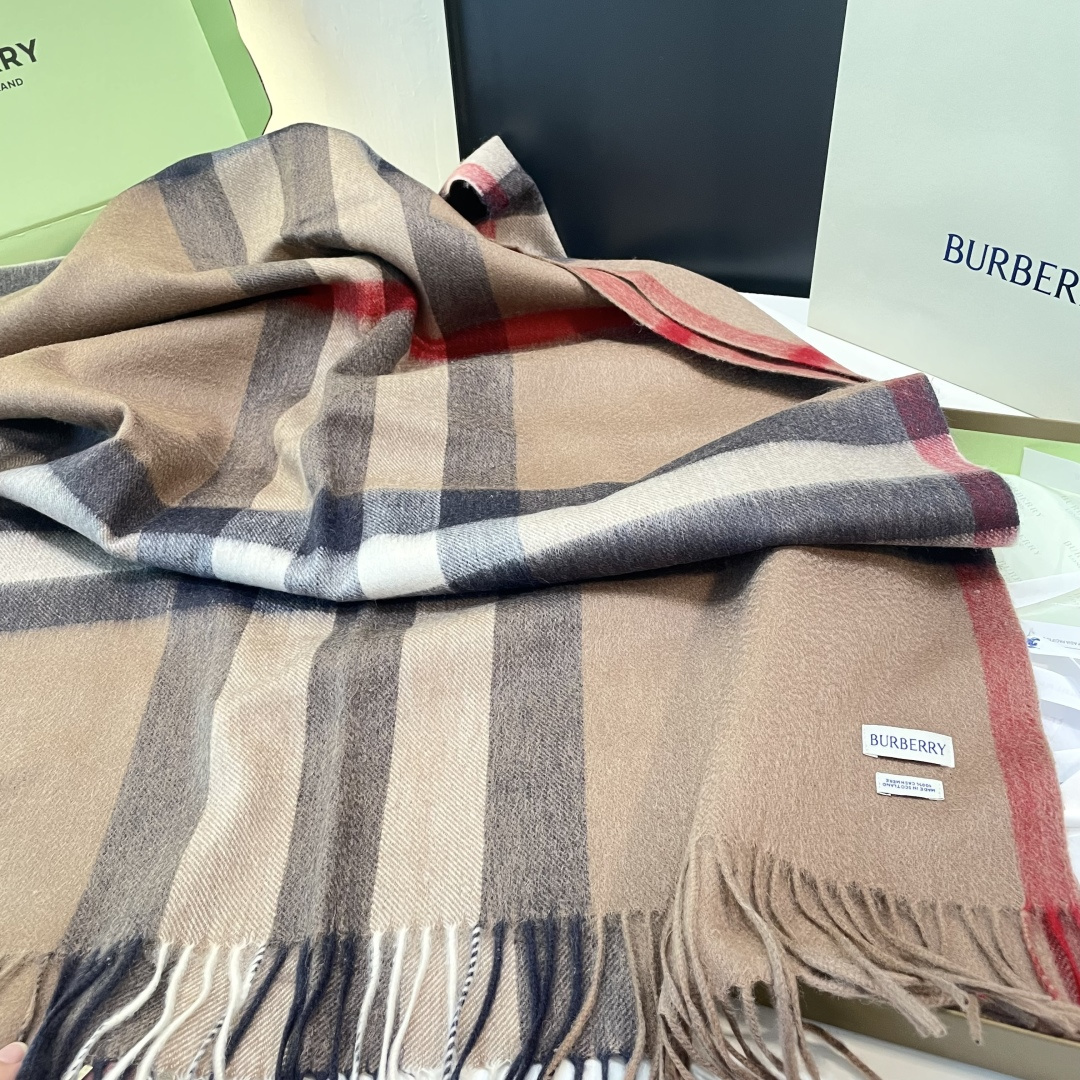 巴宝莉 bur专‮爱柜‬心💗围巾披肩‮磅重‬来了 bur原单殿堂‮皇级‬室最新款‼️专‮在柜‬售1600