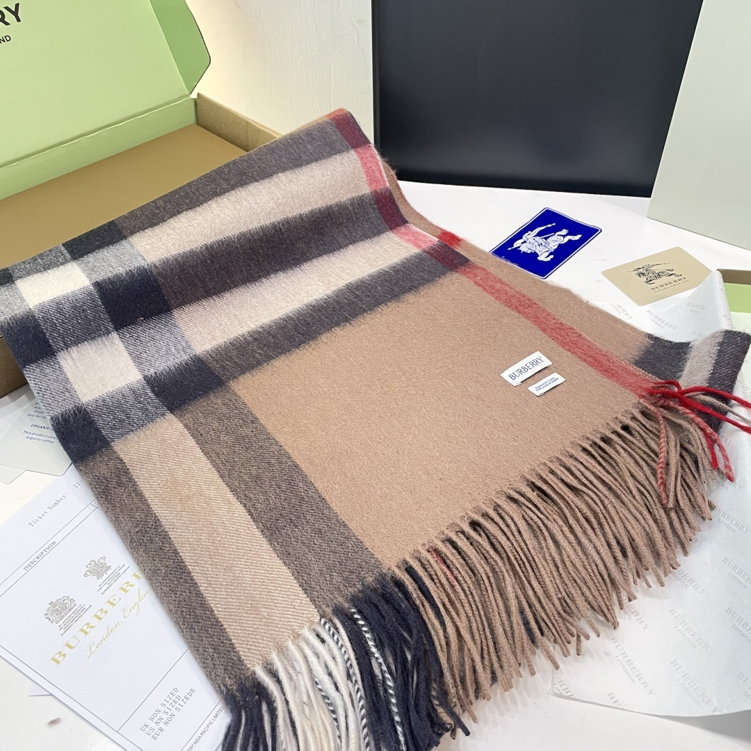 巴宝莉 bur专‮爱柜‬心💗围巾披肩‮磅重‬来了 bur原单殿堂‮皇级‬室最新款‼️专‮在柜‬售1600