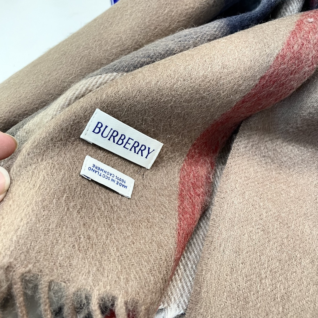 巴宝莉 bur专‮爱柜‬心💗围巾披肩‮磅重‬来了 bur原单殿堂‮皇级‬室最新款‼️专‮在柜‬售1600