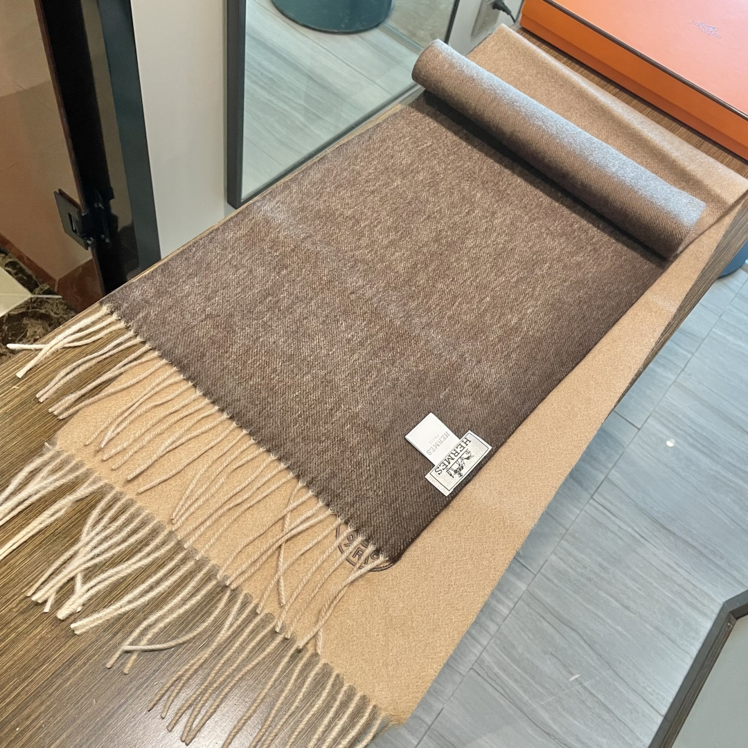 爱马仕渐变色👍通用双面羊绒围巾🔥代工厂臻选上乘的超细羊绒纤维 进行纯手工精梳处理 耗时耗力 再以清泉水浸