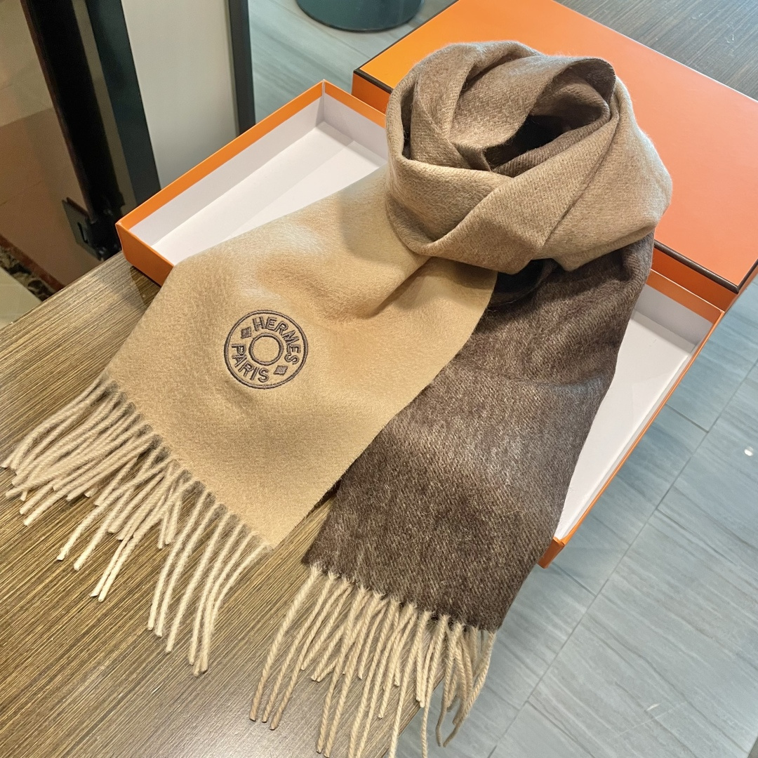 爱马仕渐变色👍通用双面羊绒围巾🔥代工厂臻选上乘的超细羊绒纤维 进行纯手工精梳处理 耗时耗力 再以清泉水浸