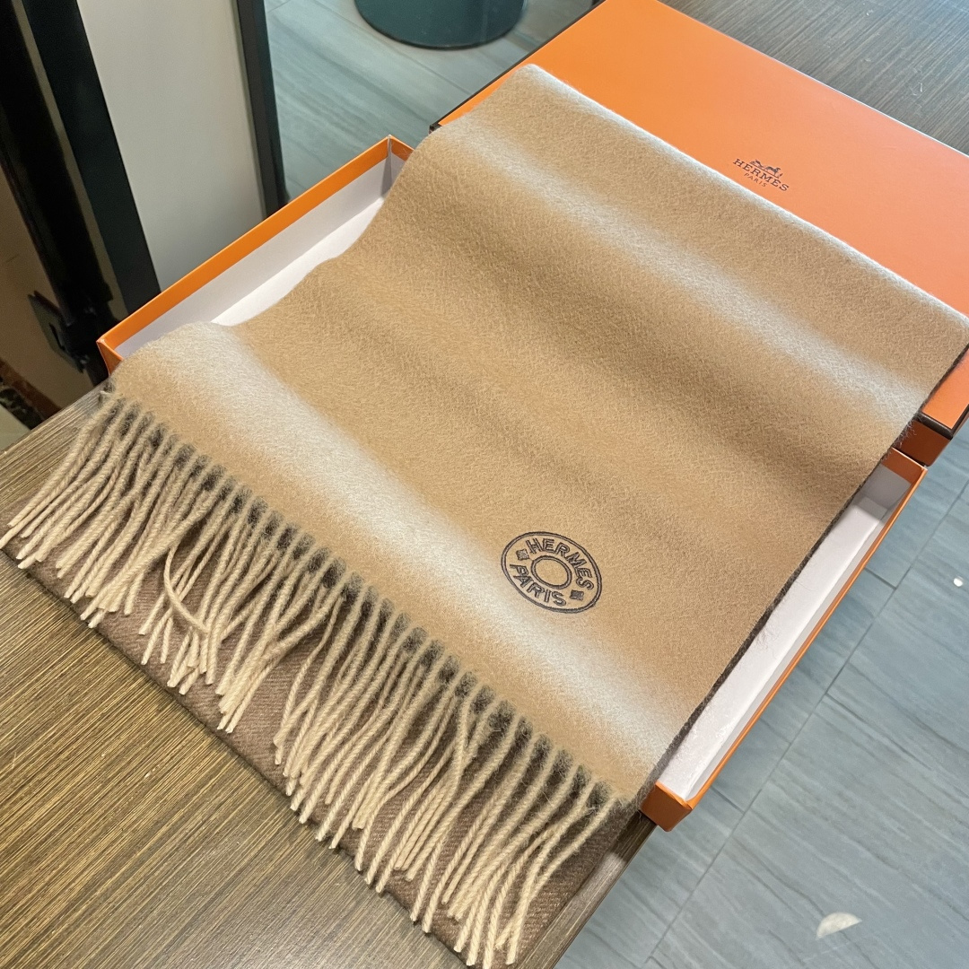 爱马仕渐变色👍通用双面羊绒围巾🔥代工厂臻选上乘的超细羊绒纤维 进行纯手工精梳处理 耗时耗力 再以清泉水浸