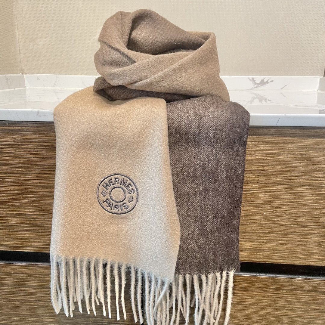 爱马仕渐变色👍通用双面羊绒围巾🔥代工厂臻选上乘的超细羊绒纤维 进行纯手工精梳处理 耗时耗力 再以清泉水浸