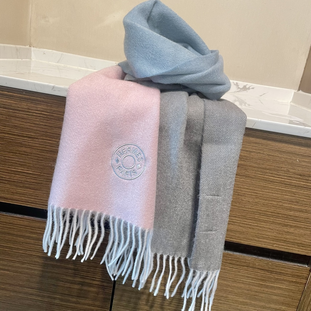 爱马仕渐变色👍通用双面羊绒围巾🔥代工厂臻选上乘的超细羊绒纤维 进行纯手工精梳处理 耗时耗力 再以清泉水浸