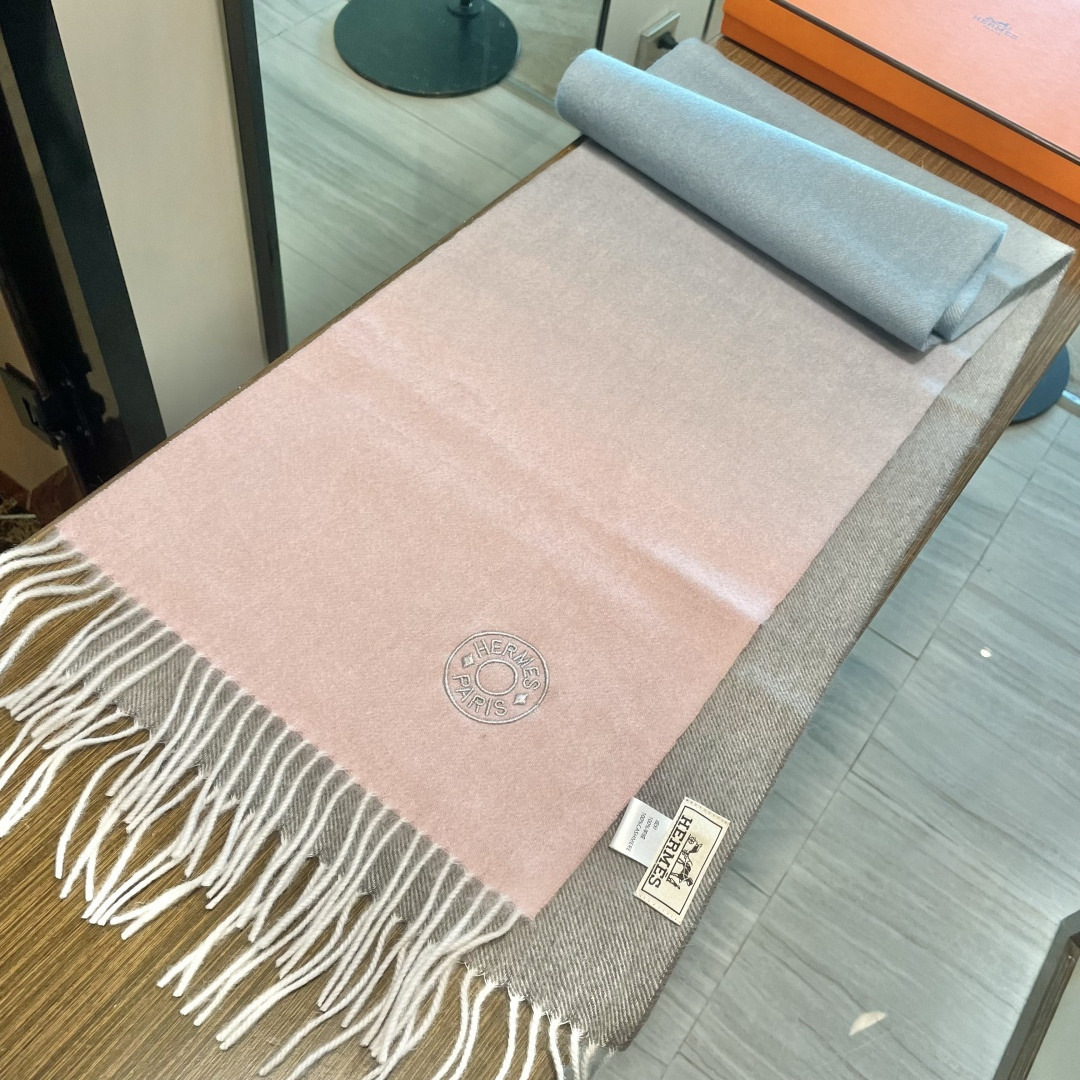 爱马仕渐变色👍通用双面羊绒围巾🔥代工厂臻选上乘的超细羊绒纤维 进行纯手工精梳处理 耗时耗力 再以清泉水浸