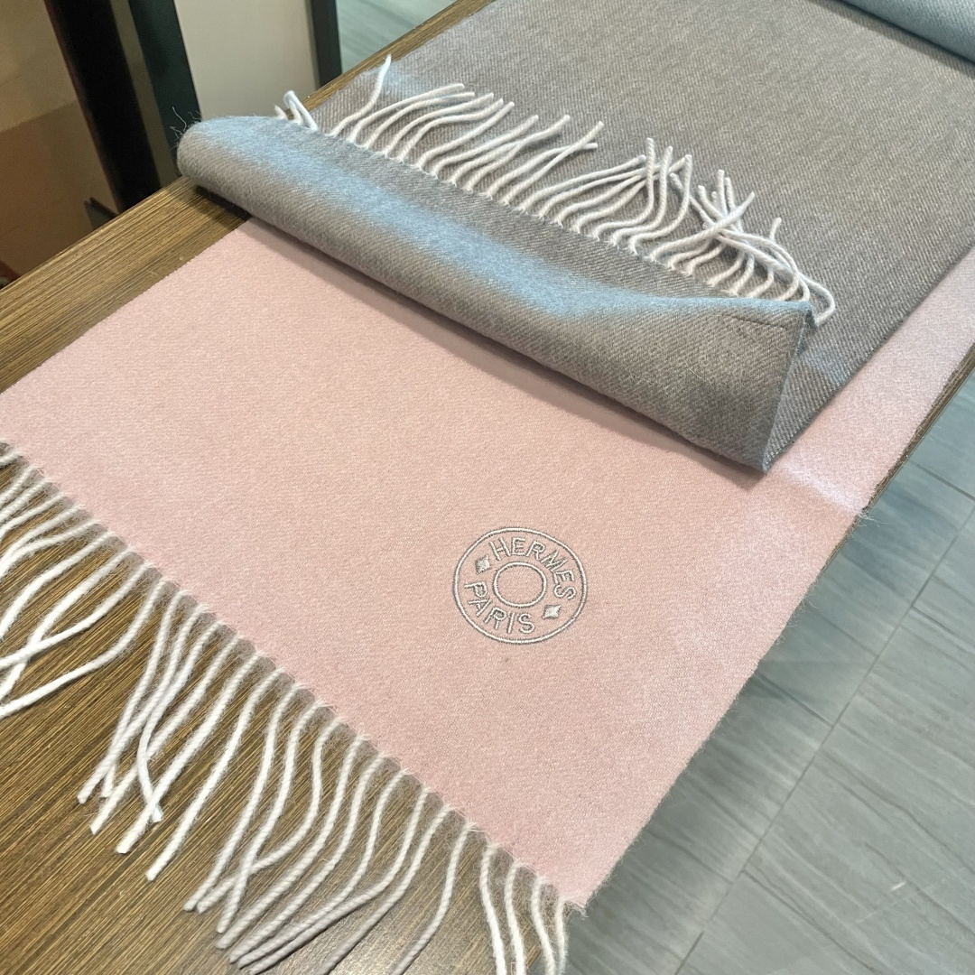 爱马仕渐变色👍通用双面羊绒围巾🔥代工厂臻选上乘的超细羊绒纤维 进行纯手工精梳处理 耗时耗力 再以清泉水浸