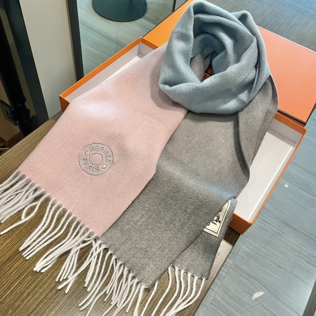 爱马仕渐变色👍通用双面羊绒围巾🔥代工厂臻选上乘的超细羊绒纤维 进行纯手工精梳处理 耗时耗力 再以清泉水浸