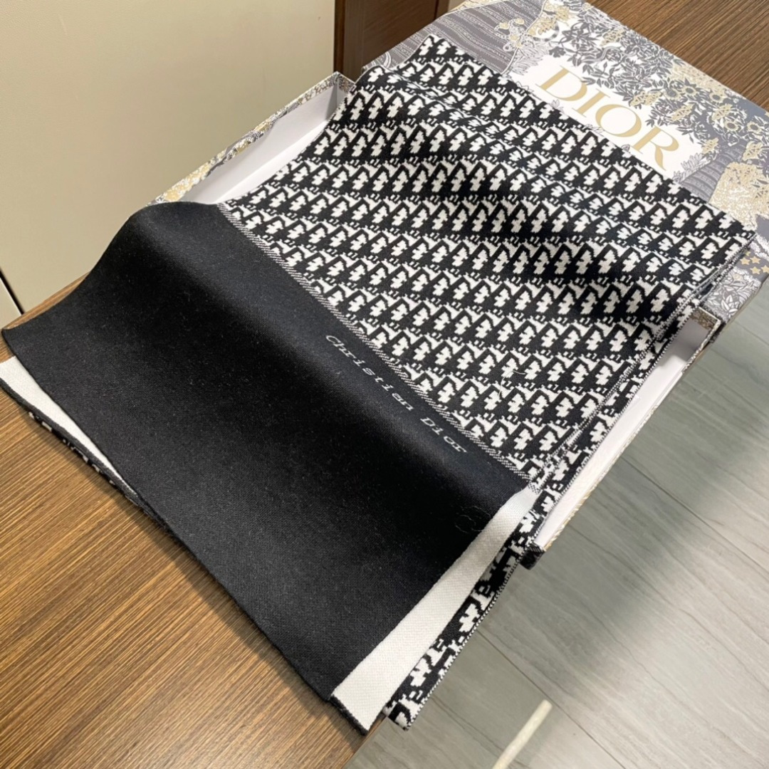 专柜最新款💨迪奥火爆来袭💥🎊顶级色织工艺🔥此工艺只有大牌纯正代工厂才有的工艺‼️100%顶级针织加羊绒👐