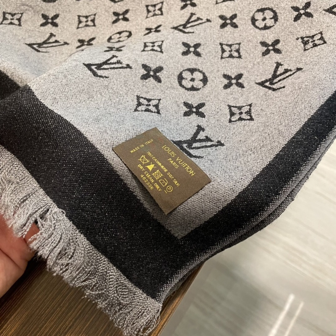 爆款重现 上新💓😘LV专柜最新款‼️超级超级美的羊绒长巾‼️🔥真心美的让人心动 男女上身效果简直美翻了 