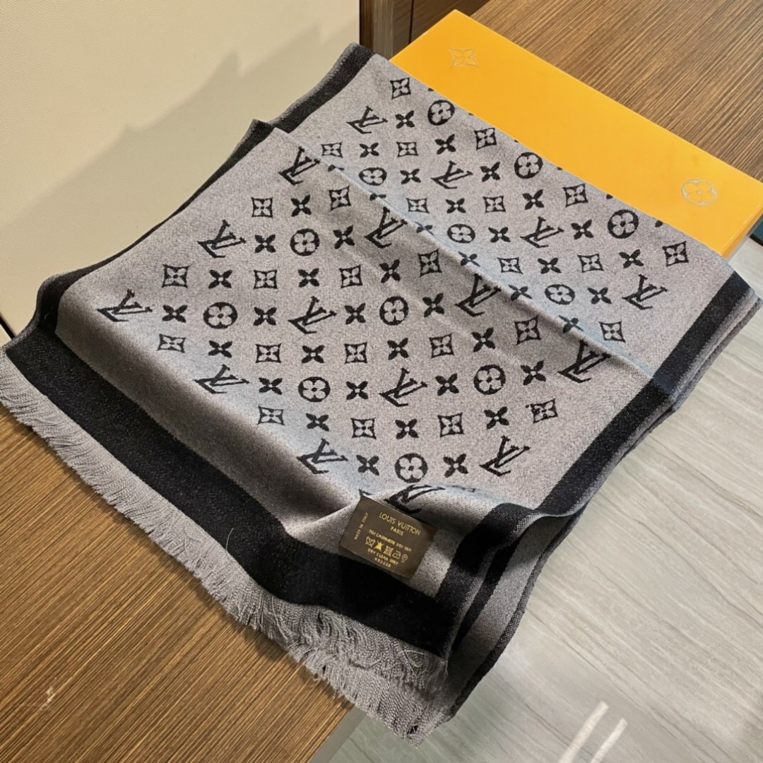 爆款重现 上新💓😘LV专柜最新款‼️超级超级美的羊绒长巾‼️🔥真心美的让人心动 男女上身效果简直美翻了 