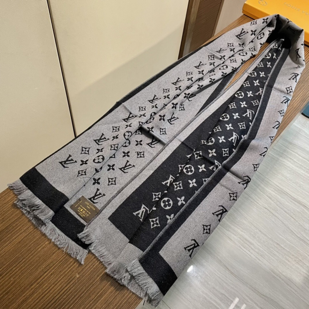 爆款重现 上新💓😘LV专柜最新款‼️超级超级美的羊绒长巾‼️🔥真心美的让人心动 男女上身效果简直美翻了 