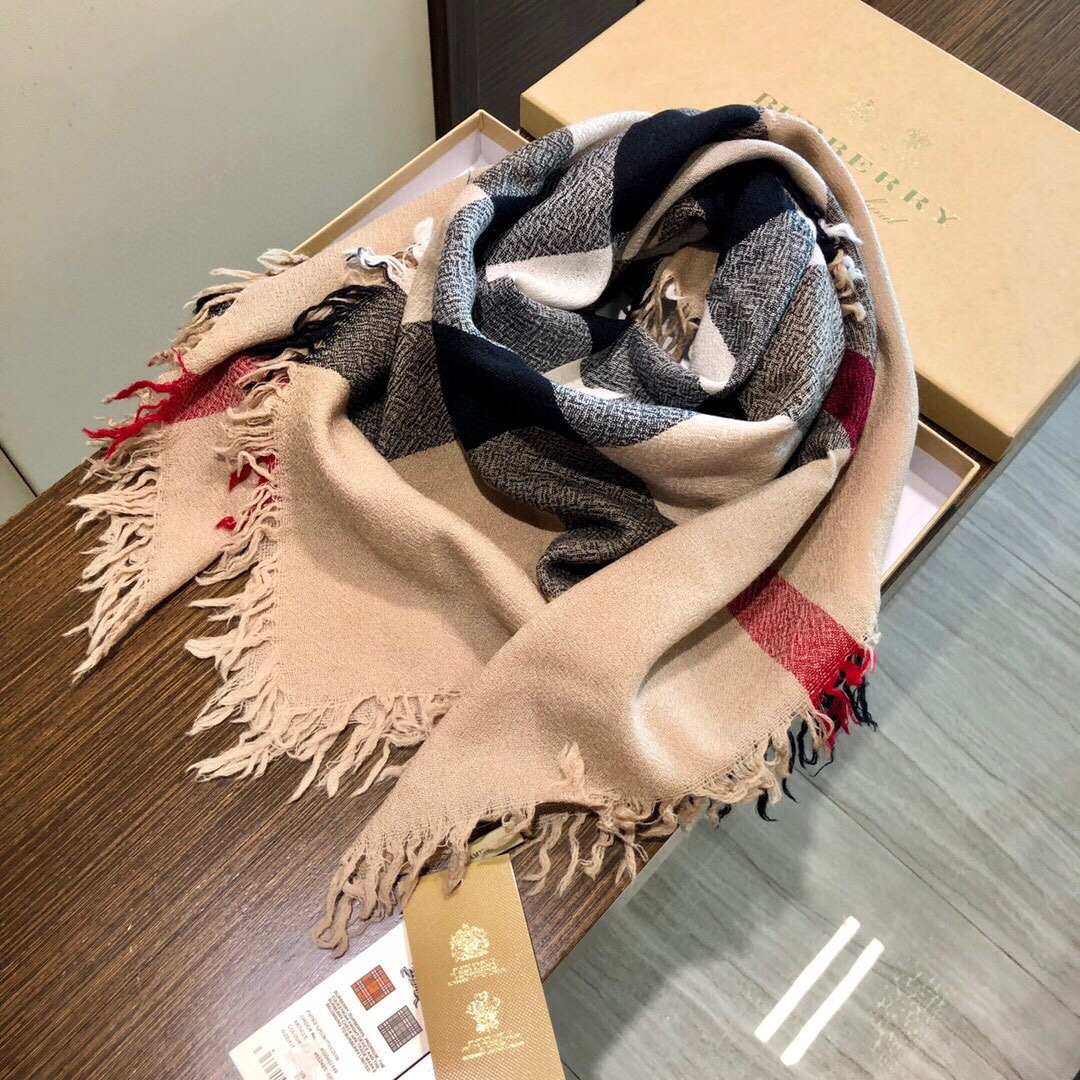 巴宝莉Burberry 经典专柜款、专柜同步羊绒格子方巾披肩现货秒发 衣柜必备经典款VIP推荐！！！🌺经