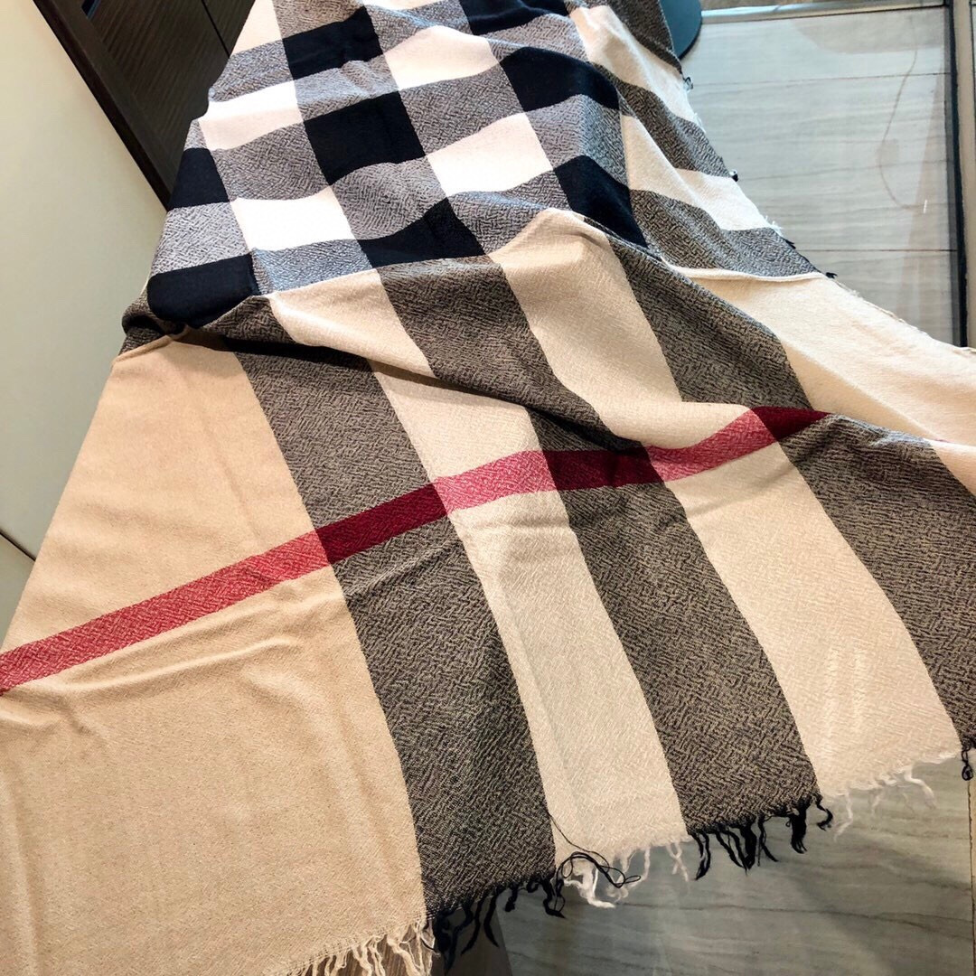 巴宝莉Burberry 经典专柜款、专柜同步羊绒格子方巾披肩现货秒发 衣柜必备经典款VIP推荐！！！🌺经