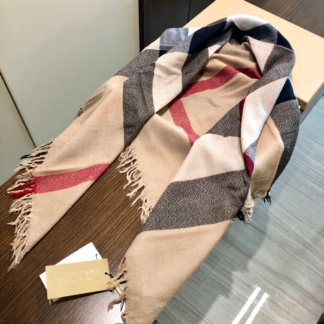 巴宝莉Burberry 经典专柜款、专柜同步羊绒格子方巾披肩现货秒发 衣柜必备经典款VIP推荐！！！🌺经