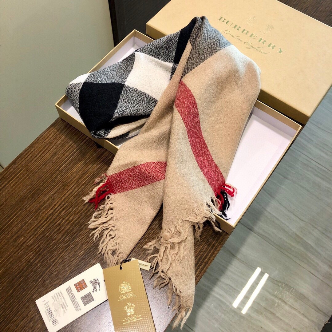 巴宝莉Burberry 经典专柜款、专柜同步羊绒格子方巾披肩现货秒发 衣柜必备经典款VIP推荐！！！🌺经