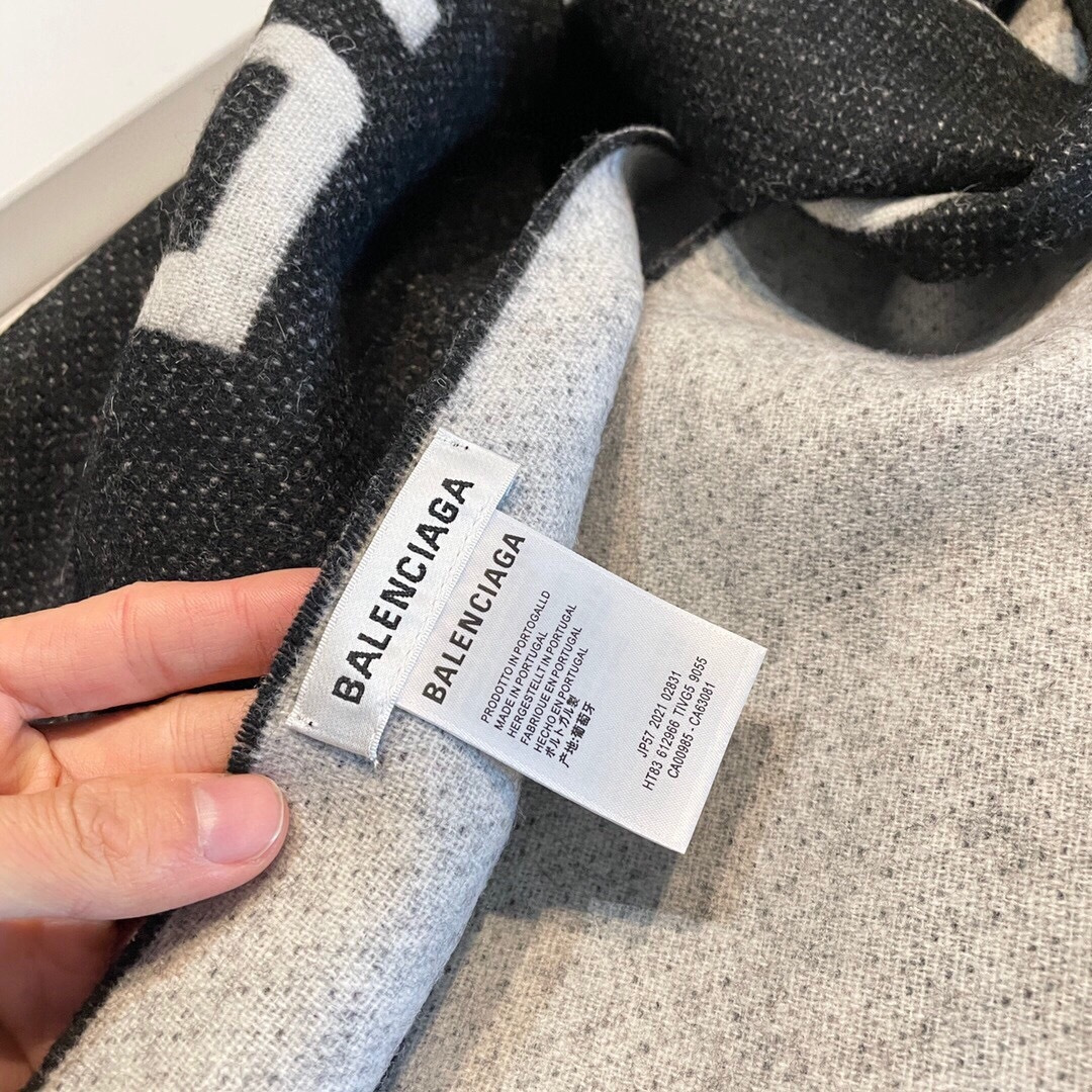 💟【灰黑双面色】🔥专柜在售的【巴黎世家经典字母双面羊绒围巾】🔥‼️巴黎世家潮流时尚界的领军大牌牌，受很多