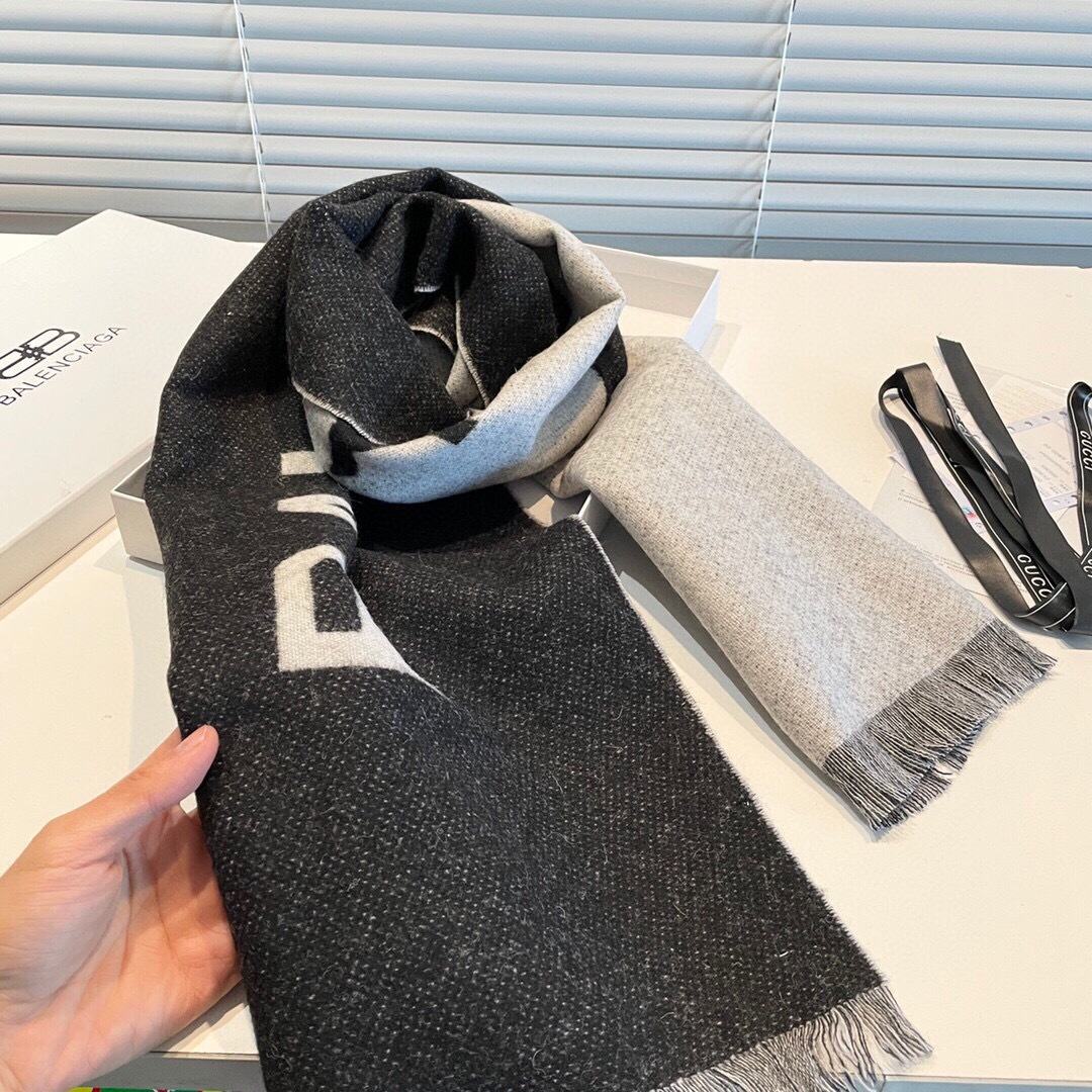 💟【灰黑双面色】🔥专柜在售的【巴黎世家经典字母双面羊绒围巾】🔥‼️巴黎世家潮流时尚界的领军大牌牌，受很多