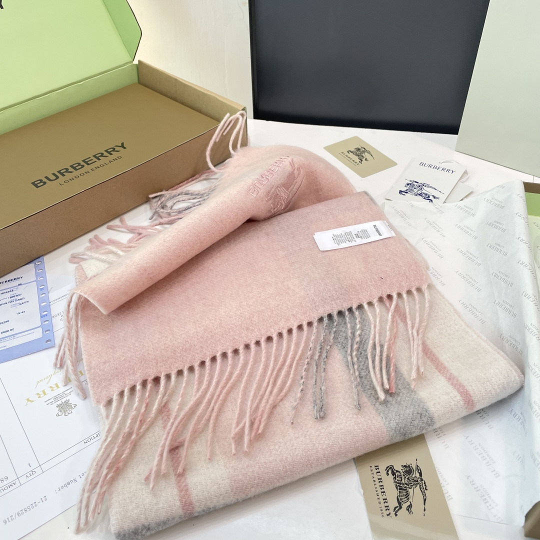 Burberry双面条纹羊羔毛绒围巾👍最新英国专柜的单子‼️极品奢华点在于：一面是经典羊绒格子字母徽标提