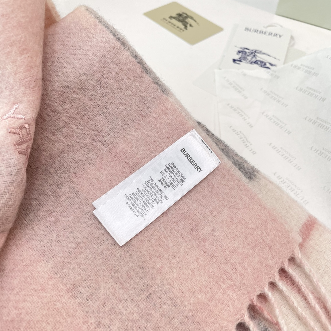Burberry双面条纹羊羔毛绒围巾👍最新英国专柜的单子‼️极品奢华点在于：一面是经典羊绒格子字母徽标提