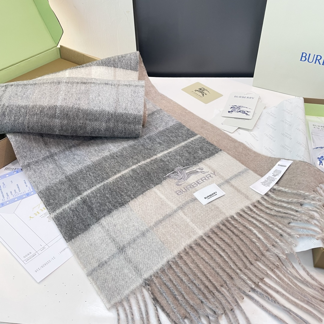Burberry双面条纹羊羔毛绒围巾👍最新英国专柜的单子‼️极品奢华点在于：一面是经典羊绒格子字母徽标提