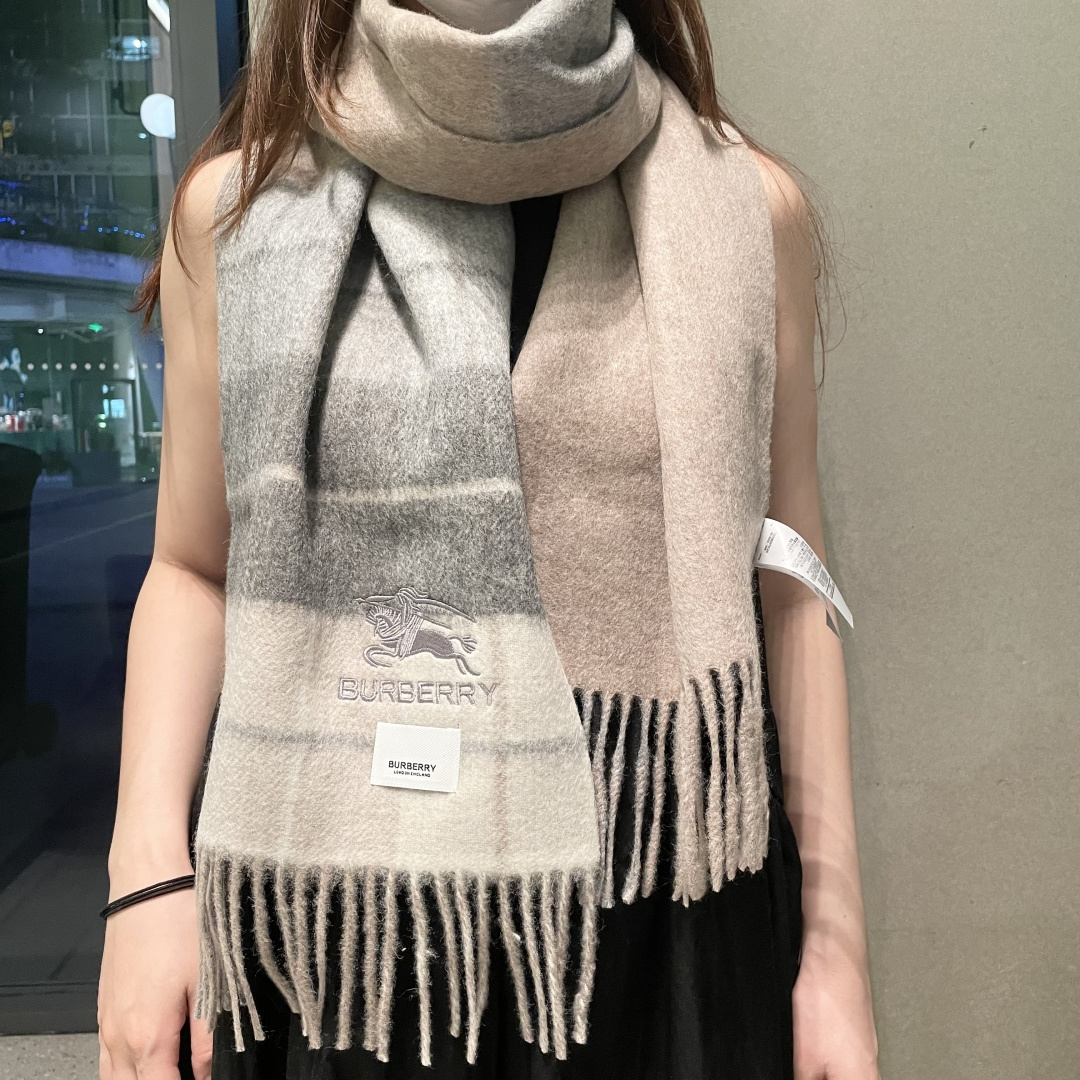 Burberry双面条纹羊羔毛绒围巾👍最新英国专柜的单子‼️极品奢华点在于：一面是经典羊绒格子字母徽标提