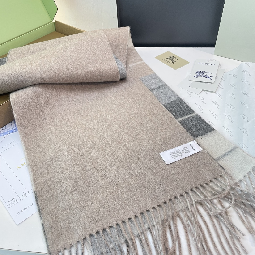 Burberry双面条纹羊羔毛绒围巾👍最新英国专柜的单子‼️极品奢华点在于：一面是经典羊绒格子字母徽标提