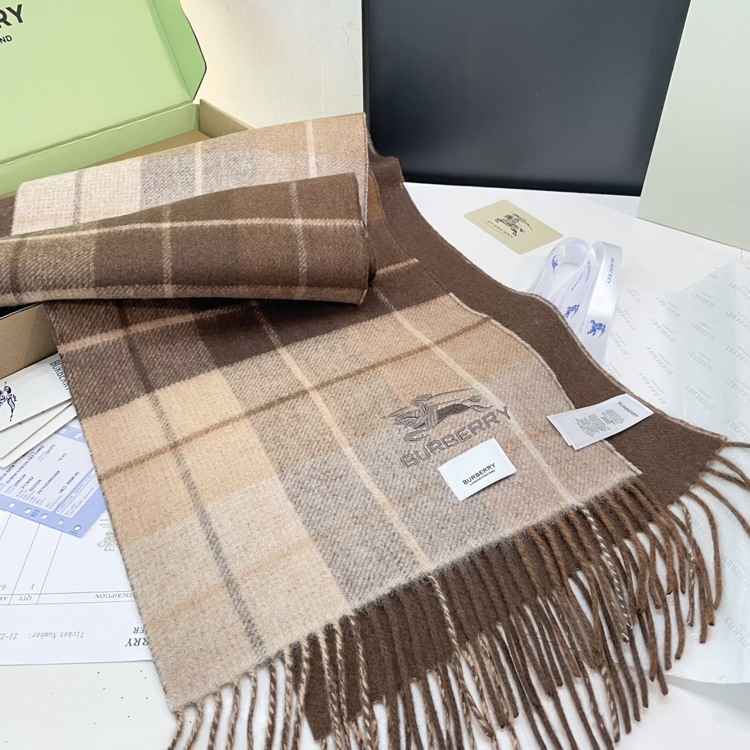 Burberry双面条纹羊羔毛绒围巾👍最新英国专柜的单子‼️极品奢华点在于：一面是经典羊绒格子字母徽标提
