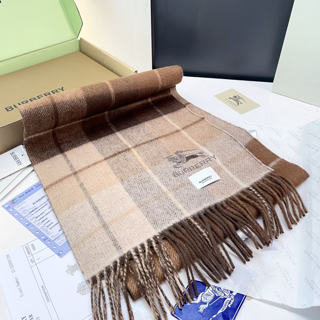 Burberry双面条纹羊羔毛绒围巾👍最新英国专柜的单子‼️极品奢华点在于：一面是经典羊绒格子字母徽标提