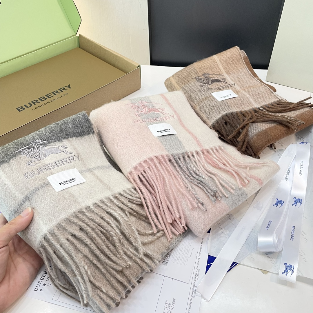 Burberry双面条纹羊羔毛绒围巾👍最新英国专柜的单子‼️极品奢华点在于：一面是经典羊绒格子字母徽标提