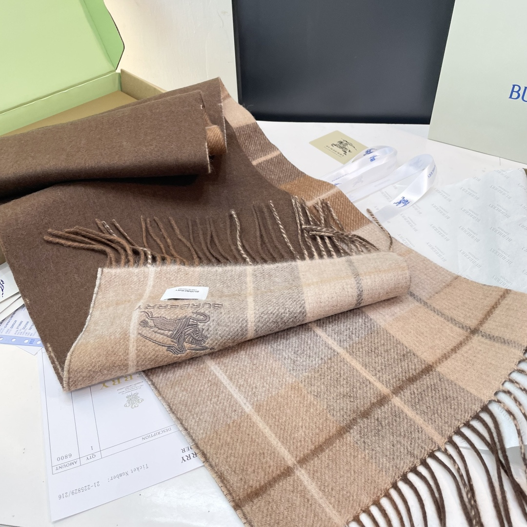 Burberry双面条纹羊羔毛绒围巾👍最新英国专柜的单子‼️极品奢华点在于：一面是经典羊绒格子字母徽标提